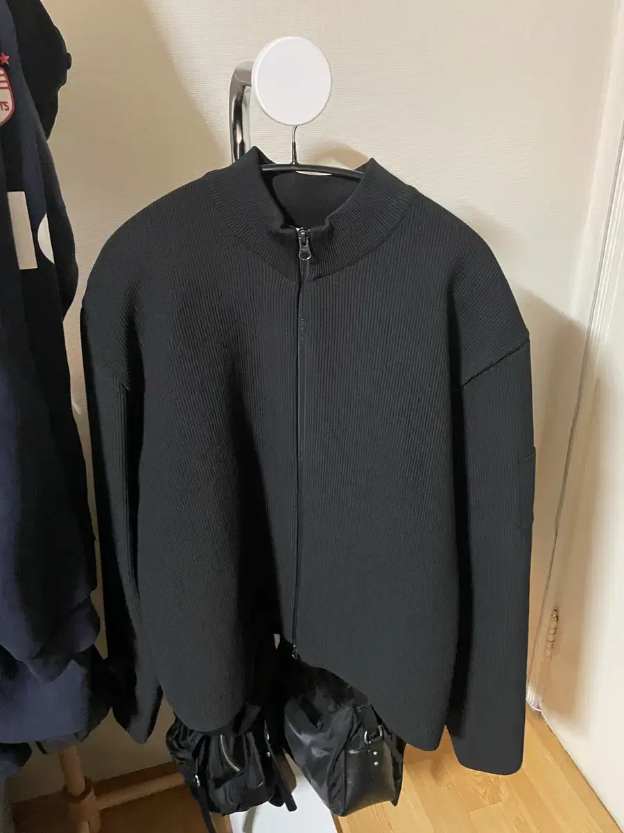 AMOMENTO | 아모멘토 Ammomento Padded Shearling Cropped